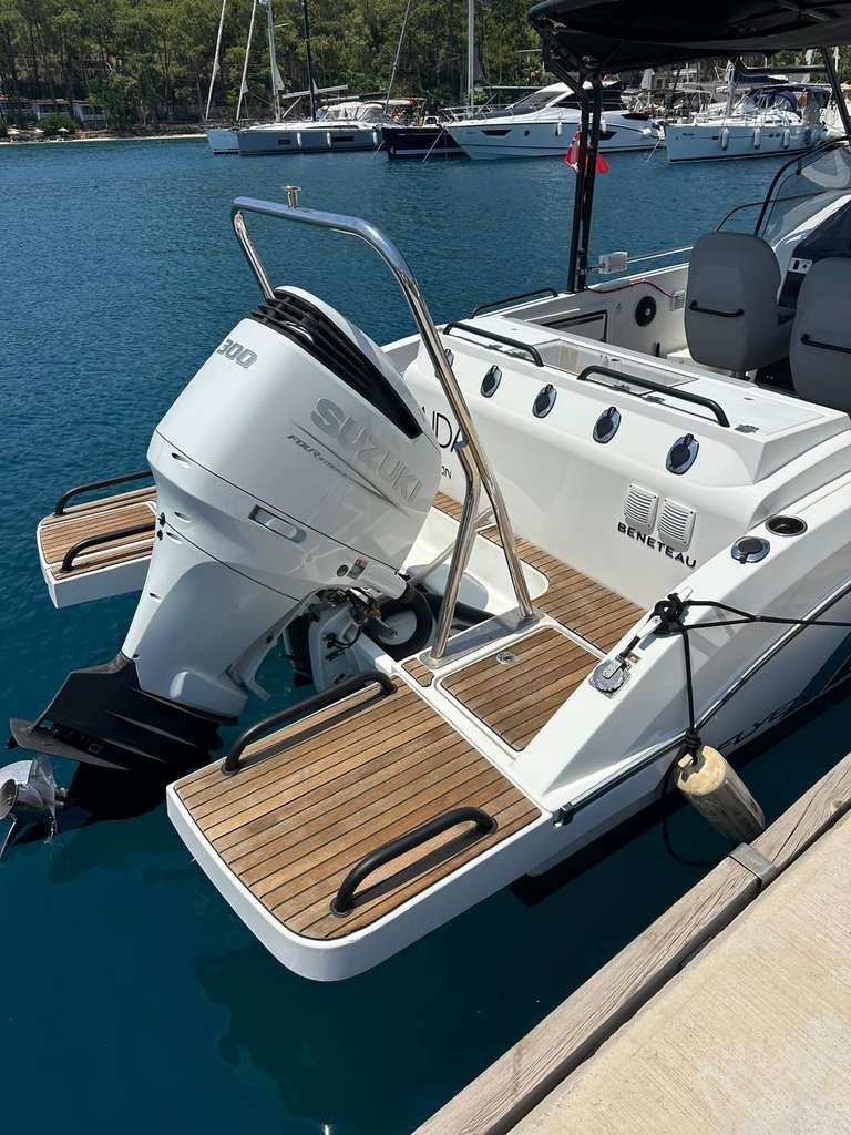 2. el satılık beneteau flyer 8 sundeck ve suzuki 300 hp motor
