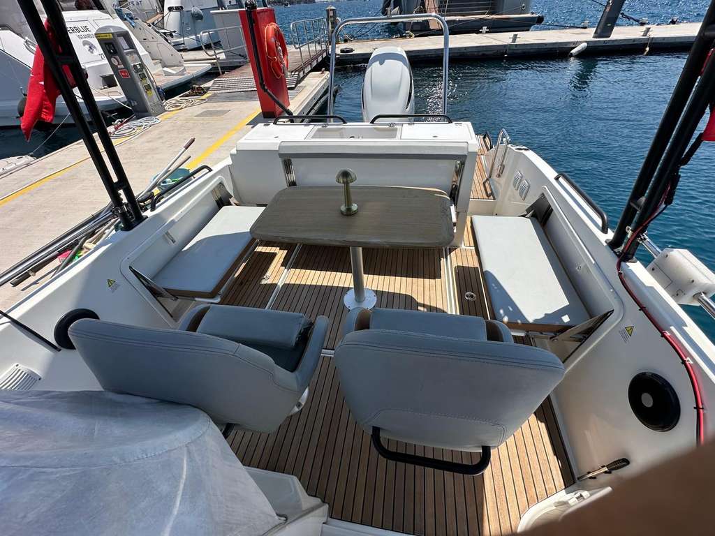 2. el satılık beneteau flyer 8 sundeck oturma alanı ve teknenin kıç bölümü