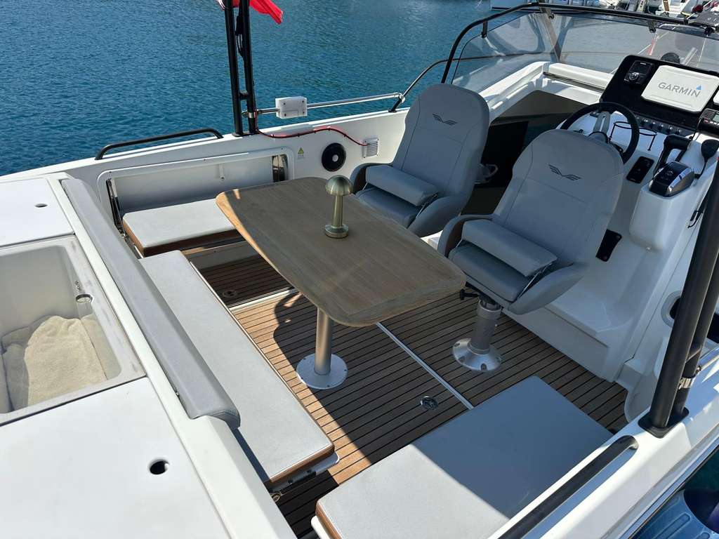 2. el satılık beneteau flyer 8 sundeck teknenin havuzluğu