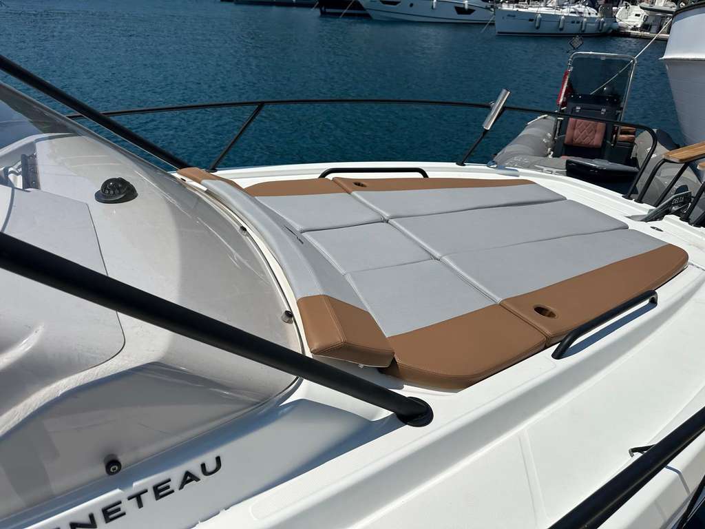 2. el satılık beneteau flyer 8 sundeck teknenin güneşlenme minderi