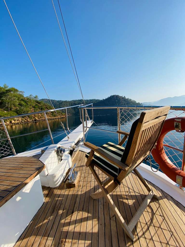 Göcek'te Kiralık Gulet'in baş güvertesinde dinlenme ve keyif alanı