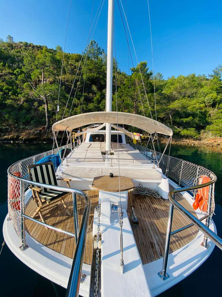 Göcek'te Kiralık Gulet'in baş güvertesinde dinlenme ve keyif alanı