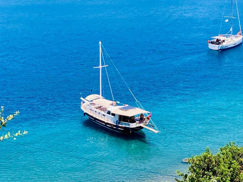 Göcek'te Kiralık Gulet'in koylarda gezi görseli